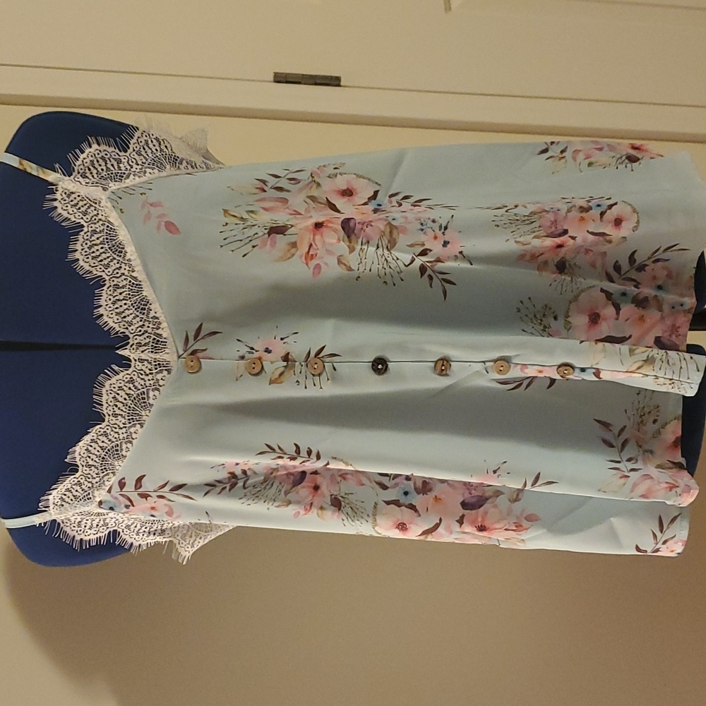Absolutely gorgeous floral tank with lace detail